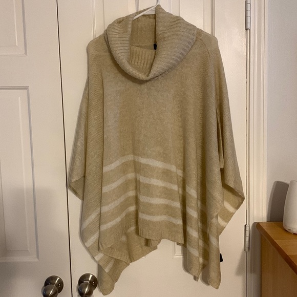 Stunning, Like new acrylic poncho with cowl neck.  Only worn 1 time. - Picture 1 of 7